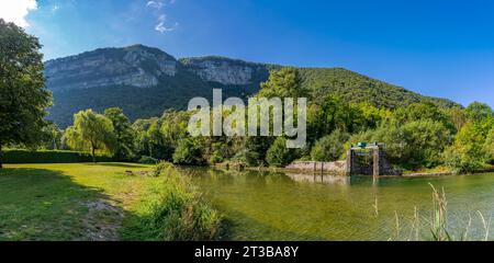 Passo Grand Colombier. Vista di Haut Bugeythe, del fiume Albarine, della strada e del crinale montano Foto Stock