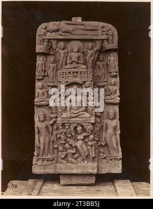 Stele che mostrano scene della vita di Buddha, trovate a Sarnath, in India Foto Stock