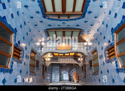 Atrium of Casa Batllo di Antoni Gaudi, Barcellona, Spagna Foto Stock