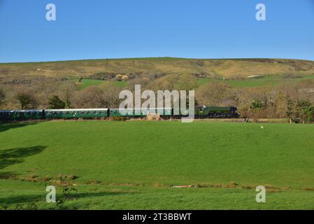 La locomotiva a vapore conservata 60103 Flying Scotsman si dirige verso Swanage sulla Swanage Railway nel Dorset. Foto Stock