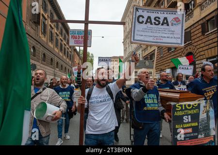 24 ottobre 2023 - Roma, Italia: Manifestazione contro la demolizione di case di necessità e per il diritto all'alloggio organizzata dai comitati cittadini della zona di Napoli che chiede l'amnistia e la riapertura dell'amnistia del 2003 (diritto negato alla Campania). © Andrea Sabbadini Foto Stock