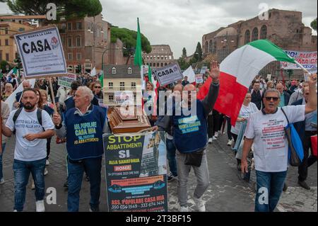 24 ottobre 2023 - Roma, Italia: Manifestazione contro la demolizione di case di necessità e per il diritto all'alloggio organizzata dai comitati cittadini della zona di Napoli che chiede l'amnistia e la riapertura dell'amnistia del 2003 (diritto negato alla Campania). © Andrea Sabbadini Foto Stock