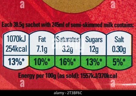 Etichetta alimentare con informazioni nutrizionali sulla confezione di sacchetti di porridge o avena Quaker OAT so Simple, Inghilterra, Regno Unito. Cibo salutare per la colazione Foto Stock