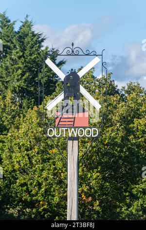 Cartello del villaggio di Outwood, con Outwood Windmill, Surrey, Inghilterra, Regno Unito Foto Stock