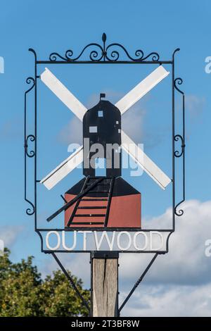 Cartello del villaggio di Outwood, con Outwood Windmill, Surrey, Inghilterra, Regno Unito Foto Stock