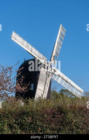 Outwood Windmill, uno storico mulino costruito nel 1665 e un edificio classificato di primo grado, Surrey, Inghilterra, Regno Unito Foto Stock