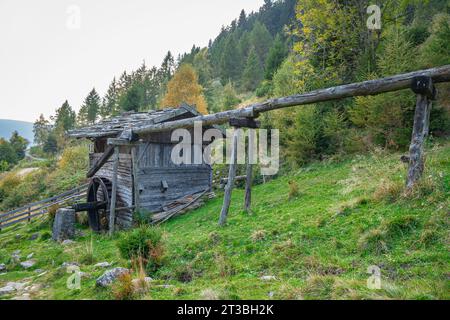 Antico mulino ad acqua nelle Dolomiti Foto Stock