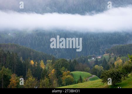 Emozionante immagine autunnale di nuvole sulla Val Pusteria in alto Adige, Italia. Foto Stock