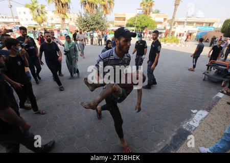 I palestinesi feriti vengono portati all'ospedale di al-Aqsa dopo l'attacco aereo israeliano i palestinesi feriti vengono portati all'ospedale di al-Aqsa dopo l'attacco aereo israeliano a Deir al-Balah, Gaza, il 24 ottobre 2023. Foto di Omar Ashtawy apaimages Dair El-Balah Striscia di Gaza territorio palestinese 241023 Dair El Balah OSH 0025 Copyright: XapaimagesxOmarxAshtawyxxapaimagesx Credit: Imago/Alamy Live News Foto Stock