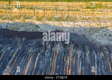 Vista aerea sul paesaggio sfruttato e devastato della fossa opencast Nochten, miniera di lignite vicino a Weißwasser / Weisswasser, Sassonia, Germania orientale Foto Stock