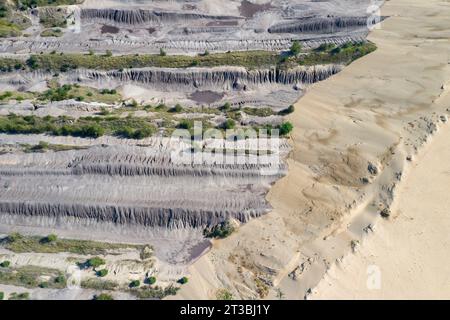 Vista aerea sul paesaggio sfruttato e devastato della fossa opencast Nochten, miniera di lignite vicino a Weißwasser / Weisswasser, Sassonia, Germania orientale Foto Stock
