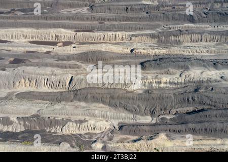 Vista aerea sul paesaggio sfruttato e devastato della fossa opencast Nochten, miniera di lignite vicino a Weißwasser / Weisswasser, Sassonia, Germania orientale Foto Stock