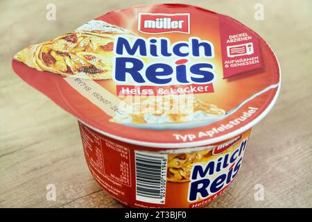 Amburgo, Germania - 23 ottobre 2023: Budino di riso dolce tedesco Milchreis von Mueller Apfelstrudel Foto Stock