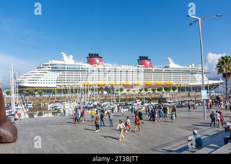 Puerto deportivo de Vigo (marina) e nave da crociera Disney Dream, Puerto de Vigo, Vigo, Provincia di Pontevedra, Galizia, Regno di Spagna Foto Stock