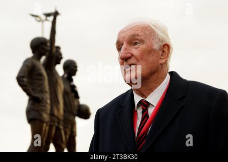 L'ex giocatore del Manchester United Alex Stepney visita i tributi in memoria di Sir Bobby Charlton che si trovano fuori dallo stadio, dopo la sua morte all'età di 86 anni, davanti alla partita di UEFA Champions League tra Manchester United e FC Copenhagen all'Old Trafford, Manchester. Charlton è stato un membro chiave della squadra inglese vittoriosa Coppa del mondo 1966 e ha anche goduto di un grande successo a livello di club con lo United, che è diventato il primo club inglese a vincere la Coppa Europa nel 1968. Data immagine: Martedì 24 ottobre 2023. Foto Stock