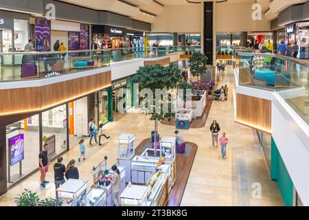 Queensgate Shopping Centre Interior, Long Causeway, Peterborough, Cambridgeshire, Inghilterra, Regno Unito Foto Stock