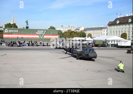 Vienna, Austria. 23 ottobre 2023. Mostra dell'esercito federale. Black Hawk S-70 atterraggio Foto Stock