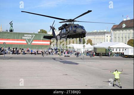 Vienna, Austria. 23 ottobre 2023. Mostra dell'esercito federale. Black Hawk S-70 atterraggio Foto Stock