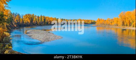 panorama di barche e colori autunnali lungo il fiume flathead a columbia falls, montana Foto Stock