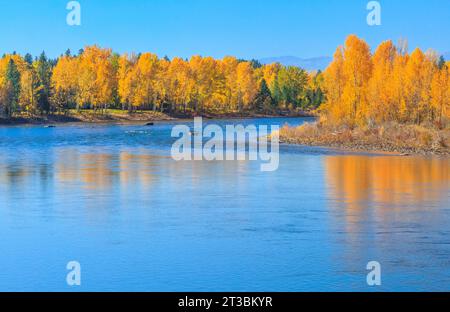 barche e colori autunnali lungo il fiume flathead a columbia falls, montana Foto Stock