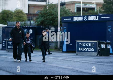 Londra, Regno Unito. 21 ottobre 2023. I tifosi arrivano prima del calcio d'inizio durante la partita del Millwall FC contro Blackburn Rovers FC Skybet EFL Championship al Den, Londra, Regno Unito il 24 ottobre 2023 Credit: Every Second Media/Alamy Live News Foto Stock