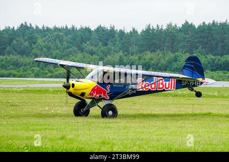 Liepaja, Lettonia- 06 agosto 2023: Cub Crafters Carbon Cub Plane SP-YHB al salone aereo, Red Bull Plane con il pilota Lukasz Czepiela Foto Stock