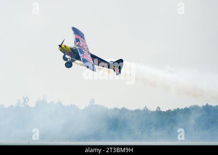 Liepaja, Lettonia- 06 agosto 2023: Cub Crafters Carbon Cub Plane SP-YHB al salone aereo, Red Bull Plane con il pilota Lukasz Czepiela Foto Stock