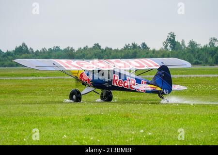 Liepaja, Lettonia- 06 agosto 2023: Cub Crafters Carbon Cub Plane SP-YHB al salone aereo, Red Bull Plane con il pilota Lukasz Czepiela Foto Stock