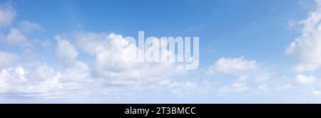 cielo blu panoramico con nuvole bianche Foto Stock