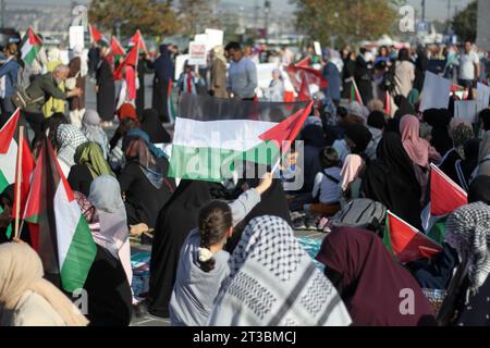 Istanbul, Turchia. 22 ottobre 2023. I manifestanti tengono bandiere durante la manifestazione. Le donne hanno organizzato una protesta sit-in, in solidarietà con Gaza nella zona turistica di Eminonu a Istanbul. Sono stati presentati opuscoli di sensibilizzazione sugli eventi attuali a Gaza e sono state esposte foto della città e degli eventi che si sono svolti lì. Credito: SOPA Images Limited/Alamy Live News Foto Stock