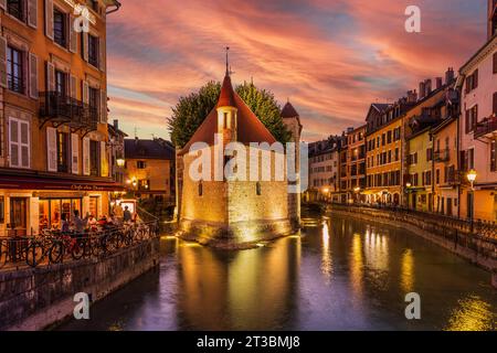 Palais de l'isle, sul fiume Thiou, la sera, ad Annecy, alta Savoia, Francia Foto Stock