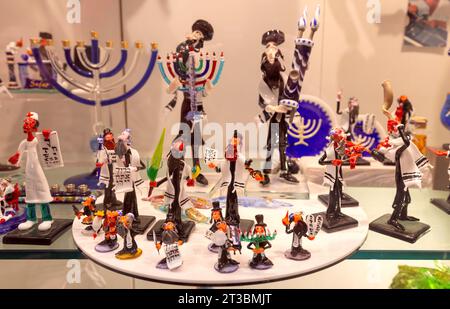 Venezia, Italia - 1° novembre 2022: Figure di ebrei in abiti tradizionali realizzati con il famoso vetro di Murano. Foto Stock