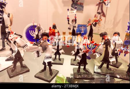 Venezia, Italia - 1° novembre 2022: Figure di ebrei in abiti tradizionali realizzati con il famoso vetro di Murano. Foto Stock