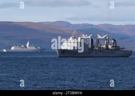 FS somme (A631), un oliatore di rifornimento della classe Durance gestito dalla Marina francese, che passa attraverso il Canale di Largs in rotta verso Hunterston sul Firth of Clyde. La nave si trova nel Clyde per partecipare all'esercitazione Joint Warrior 23-2. La fregata ZR della Royal Netherlands Navy. La signora De Zeven Provincien (F802) può essere vista sullo sfondo, mentre arriva prima dell'inizio dell'esercizio. Foto Stock