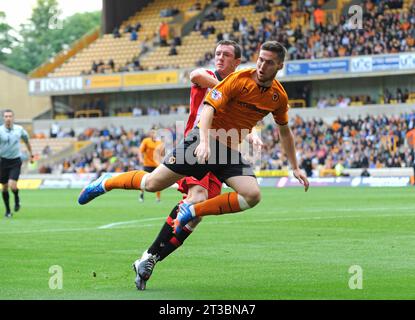 Matt Doherty dei Wolverhampton Wanderers e Neill Collins dello Sheffield United. Sky Bet Football League One Wolverhampton Wanderers contro Sheffield United 14/09/2013 Foto Stock