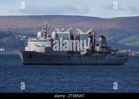 FS somme (A631), un oliatore di rifornimento della classe Durance gestito dalla Marina francese, che passa attraverso il Canale di Largs in rotta verso Hunterston sul Firth of Clyde. La nave si trova nel Clyde per partecipare all'esercitazione Joint Warrior 23-2. Foto Stock