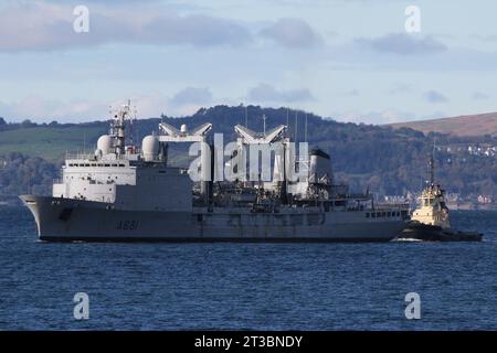 FS somme (A631), un oliatore di rifornimento della classe Durance gestito dalla Marina francese, che passa attraverso il Canale di Largs in rotta verso Hunterston sul Firth of Clyde. Il vascello è nel Clyde per partecipare all'esercitazione Joint Warrior 23-2, e qui è vista essere assistita dal rimorchiatore Svitzer Anglegarth. Foto Stock