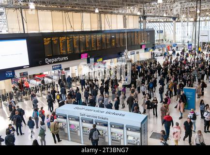 Waterloo, Londra, Regno Unito. 24 ottobre 2023. È stato un pomeriggio e una serata frenetici alla stazione di Waterloo a Londra. La South Western Railway segnalava gravi interruzioni in quanto i treni erano stati ritardati o cancellati da Waterloo questo pomeriggio e la sera a seguito di un incidente, presumibilmente fatale, tra Surbiton e Clapham Junction. Treni per Kingston/Shepperton, Chessington/Epsom, Surbinton/Cobham, Hounslow Loop, Reading/Windsor Lines, South Western Mailine, West of England, South Hampshire locali, Ascot/Guildford e Surban Lines furono tutti coinvolti. Credito: Maureen McLean/Alamy Live News Foto Stock