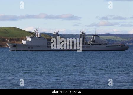 FS somme (A631), un oliatore di rifornimento della classe Durance gestito dalla Marina francese, che passa attraverso il Canale di Largs in rotta verso Hunterston sul Firth of Clyde. La nave si trova nel Clyde per partecipare all'esercitazione Joint Warrior 23-2. Foto Stock