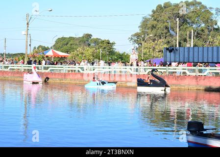 Pagaia in barca sul lago con i turisti sullo sfondo, concentrazione selettiva. festa del fine settimana Foto Stock