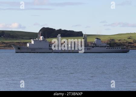 FS somme (A631), un oliatore di rifornimento della classe Durance gestito dalla Marina francese, che passa attraverso il Canale di Largs in rotta verso Hunterston sul Firth of Clyde. La nave si trova nel Clyde per partecipare all'esercitazione Joint Warrior 23-2. Foto Stock