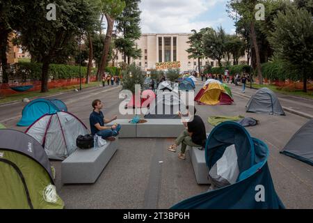 Gli studenti occupano la piazza di fronte al rettorato dell'Università la Sapienza con tende canadesi, protestando contro il costoso aumento del costo degli affitti delle camere. Roma, Italia, Europa, Unione europea, UE Foto Stock