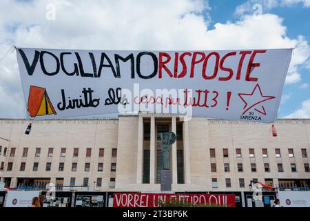 Cartello con la scritta "VOGLIAMO risto, diritto alla casa per tutti - VOGLIAMO RISPOSTE, diritto alla casa per tutti" di fronte al rettorato dell'Università la Sapienza, durante l'occupazione degli studenti che protestano contro l'elevato aumento del costo degli affitti delle camere. Roma, Italia, Europa, Unione europea, UE Foto Stock