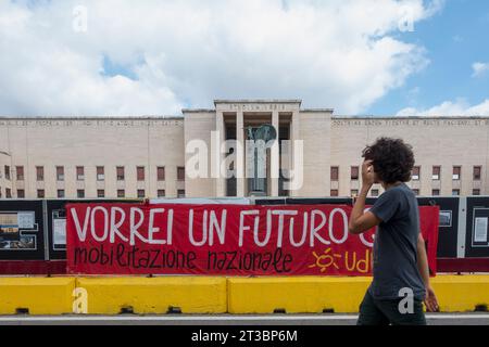 Striscione con la scritta “VORREI un FUTURO QUI, mobilitazione nazionale - VORREI UN FUTURO QUI, mobilitazione nazionale” (questo slogan serve a chiedere misure urgenti per poter studiare e lavorare in Italia, senza dover emigrare all'estero) di fronte al rettorato dell'Università la Sapienza, durante l'occupazione degli studenti che protestano contro l'alto aumento del costo degli affitti delle camere. Roma, Italia, Europa, Unione europea, UE Foto Stock