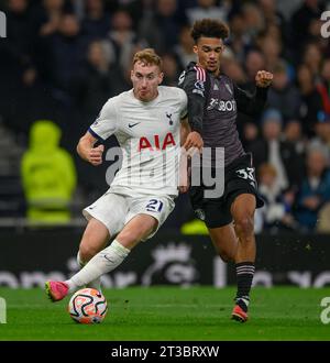 Londra, Regno Unito. 23 ottobre 2023 - Tottenham Hotspur contro Fulham - Premier League - Stadio Tottenham Hotspur. Dejan Kulesevski di Tottenham e Antonee Robinson di Fulham Picture Credit: Mark Pain / Alamy Live News Foto Stock