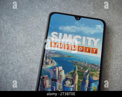 LOD, Israele - 16 luglio 2023: Schermata di avvio dell'app SimCity BuildIt sullo smartphone su sfondo in pietra ceramica. Vista dall'alto con spazio per la copia. Foto Stock