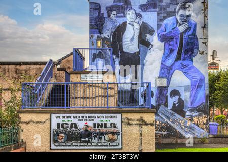 I murales di Derry, Irlanda del Nord, sono una forma unica e potente di arte pubblica che racconta la storia del travagliato passato della città. Foto Stock