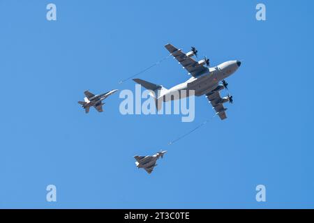 Madrid, Spagna - 12 ottobre 2023: La cisterna Airbus A-400 rifornisce il Mc Donnell Douglas F-18 Hornet e l'Eurofighter Typhoon durante la parata dell'ar Foto Stock