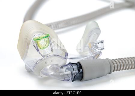 Dispositivo medico noto come CPAP (Continuous positive Airway Pressure-mask) e tubo flessibile isolato su bianco Foto Stock