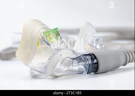 Dispositivo medico noto come CPAP (Continuous positive Airway Pressure-mask) e tubo flessibile isolato su bianco Foto Stock